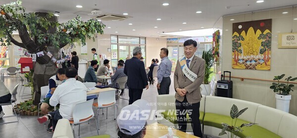꿈나무사회복지관의 꿈나무일일찻집이 운영되고 있는 모습(김수관 일일명예관장이 밝은 미소로 후원자분들을 응대하고 있다/ 사진= 이상화 국민기자)