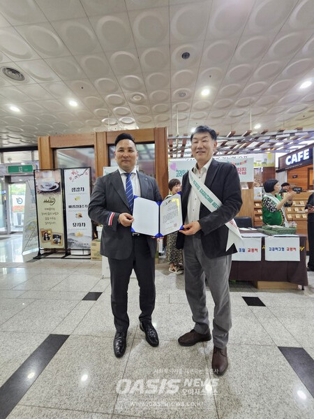 국제라이온스협회 355-B1지구 동광주라이온스클럽 임현용 회장(사진 왼쪽) 과 김수관 원장 (사진=이상화 국민기자)